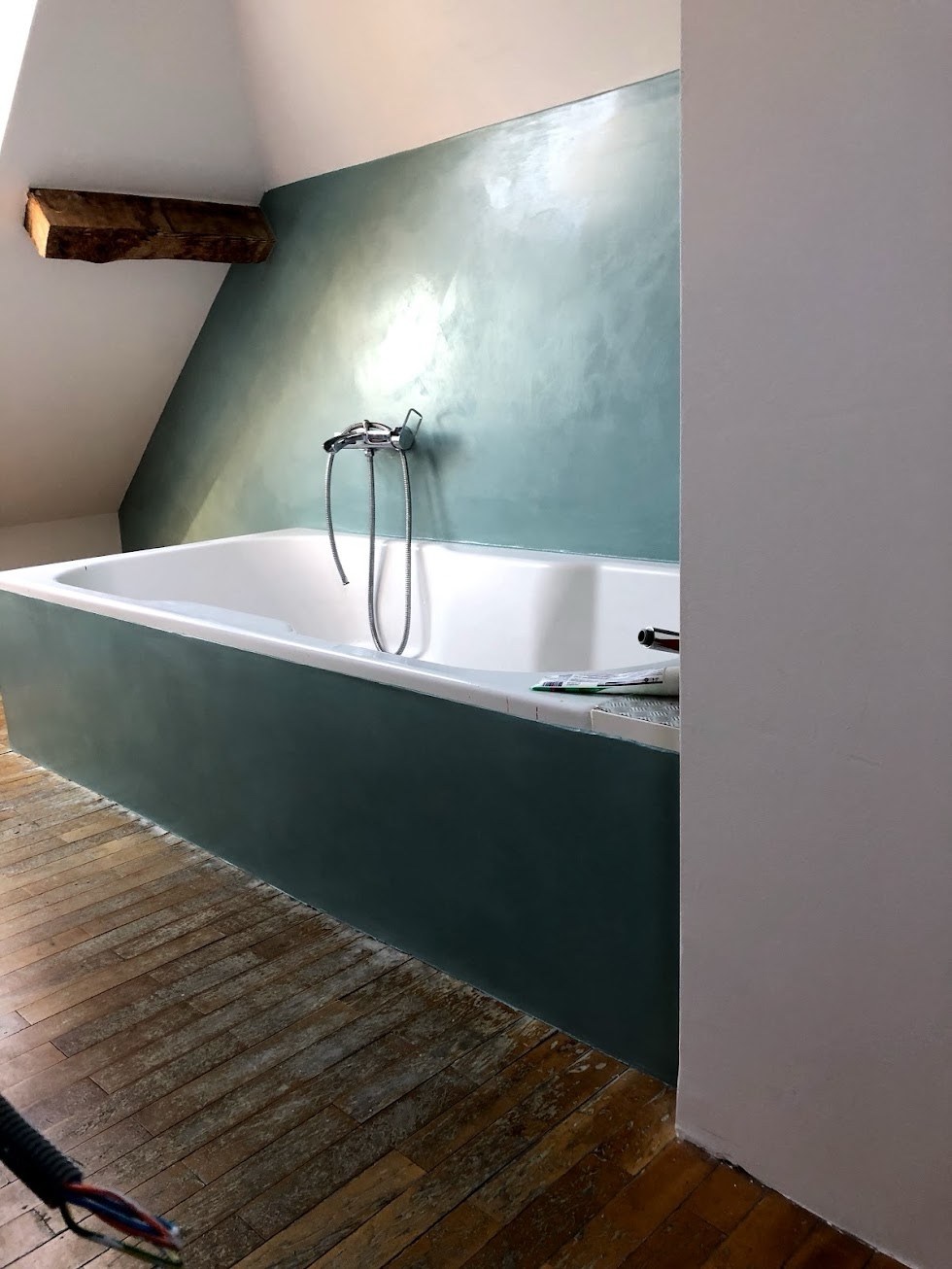 Mur et baignoire en béton ciré bleu turquoise
